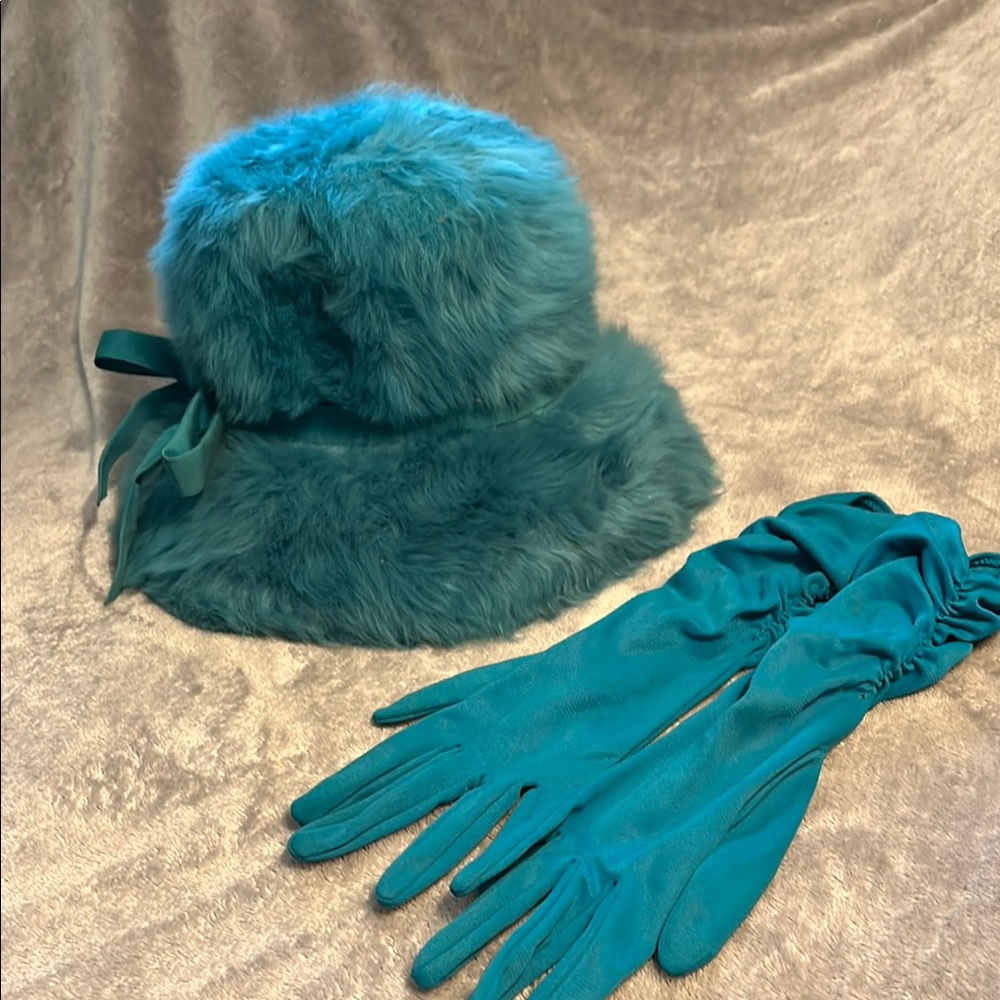 Vintage Stylish ‘60’s Teal Faux Fur Bucket Hat and Glove Set